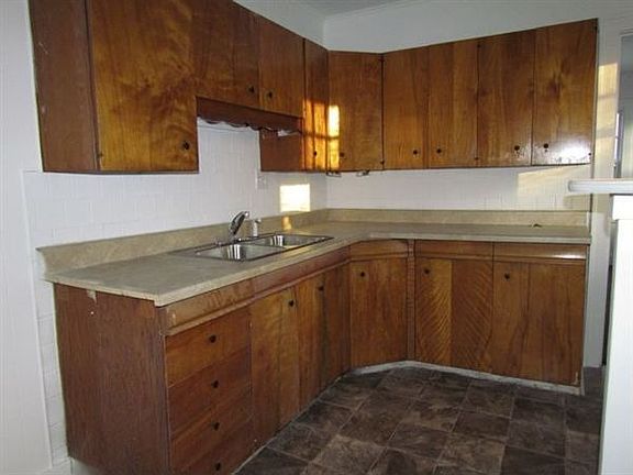 3rd image of 844 Kensington Ave SW