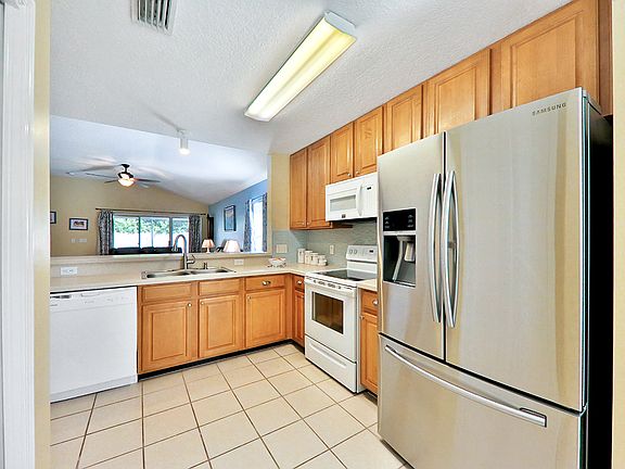 3rd image of 757 Mackenzie Cir
