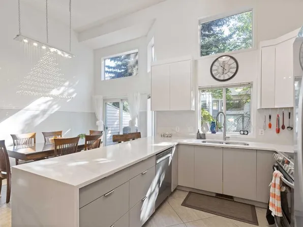 12 Kingsland Vlg SW, Calgary, AB T2V 5J9