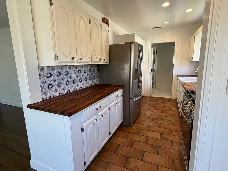 5425 Clark Ave — Photo 5