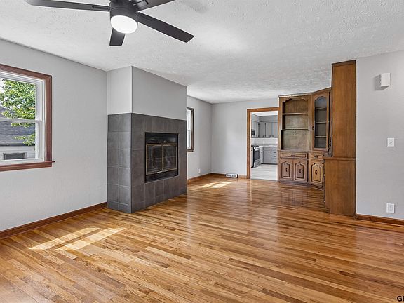5th image of 1402 Main St