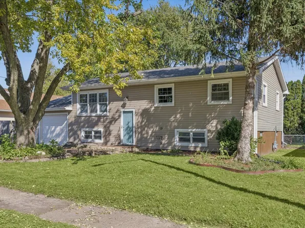 507 S 3rd St, Eldridge, IA 52748