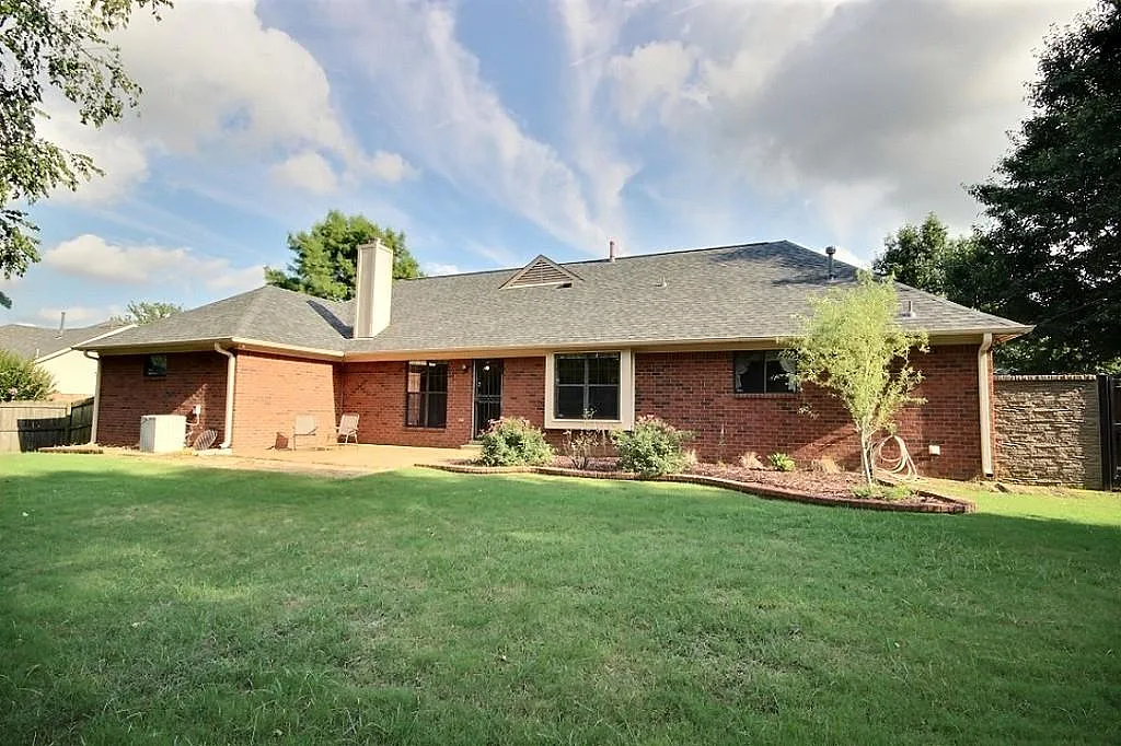3 bed, 2.0 bath, 2130 sqft, $2,400 — Photo 2