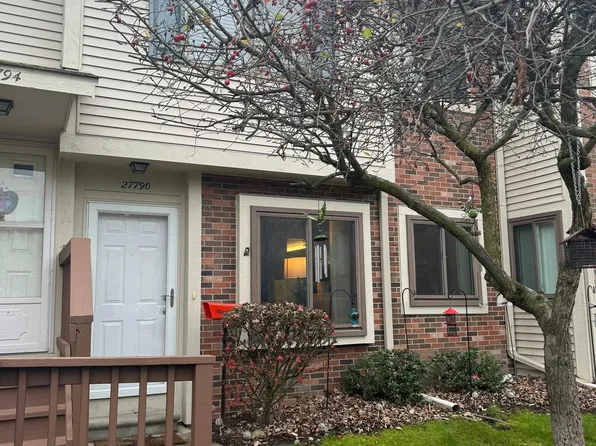 27790 Harrison Woods Ln, Harrison Township, MI 48045