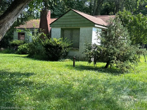 2770 Maple Ridge Ave, Highland, MI 48356