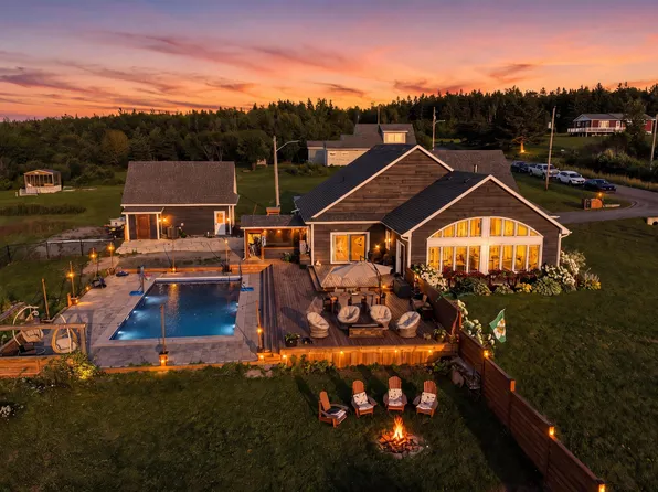 127 Lake Rd, Victoria Mines, NS B1N 3J7