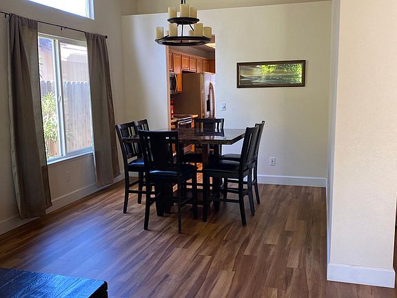 Dining area, pub table and 6 pub height stools