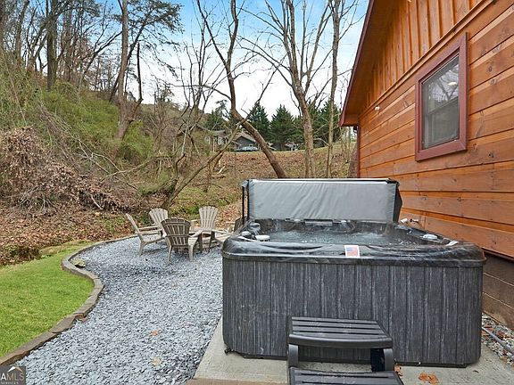 3rd image of 165 Corbin Hill Rd