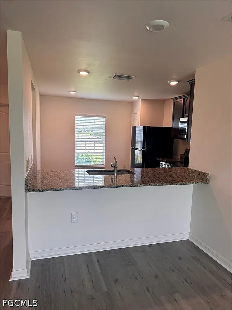 3 bed, 2.0 bath, 1270 sqft, $1,900 — Photo 3