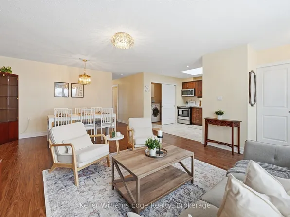 9 Gates Ln, Hamilton, ON L9B 1T8