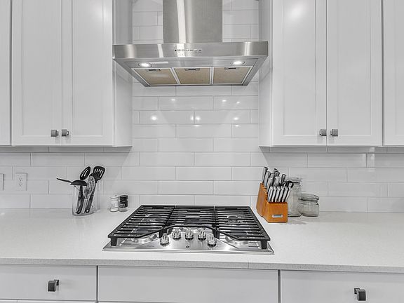 4th image of 8427 Garnet Rose Ln