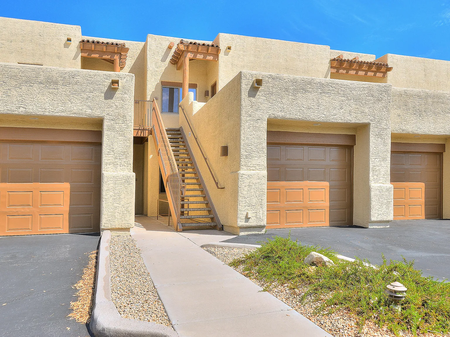 2 bed, 2.0 bath, 1150 sqft, $4,000 — Photo 3