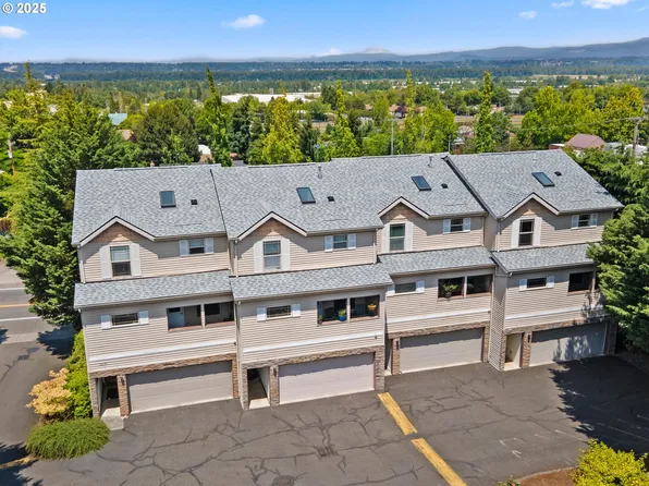 12130 NE Fremont St APT 4, Portland, OR 97220