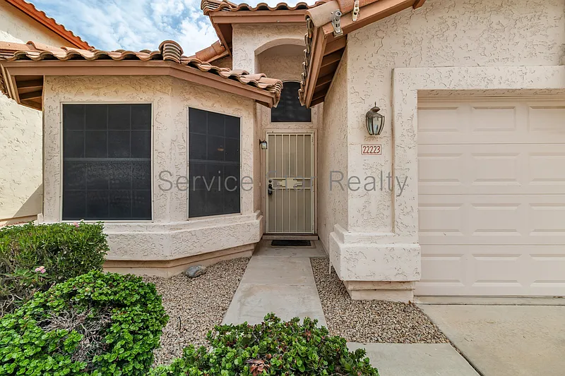 3 bed, 2.0 bath, 1675 sqft, $2,300 — Photo 3