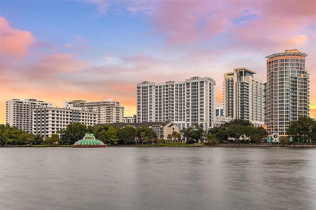 1 bed, 1.0 bath, 722 sqft, $2,000 — Photo 1