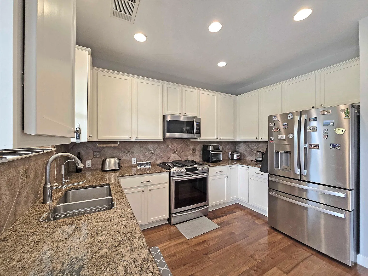 4 bed, 2.5 bath, 2713 sqft, $2,695 — Photo 2