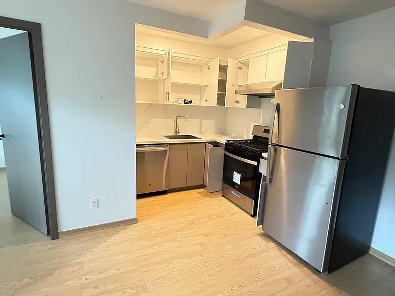 921 59th St #4 — Photo 3