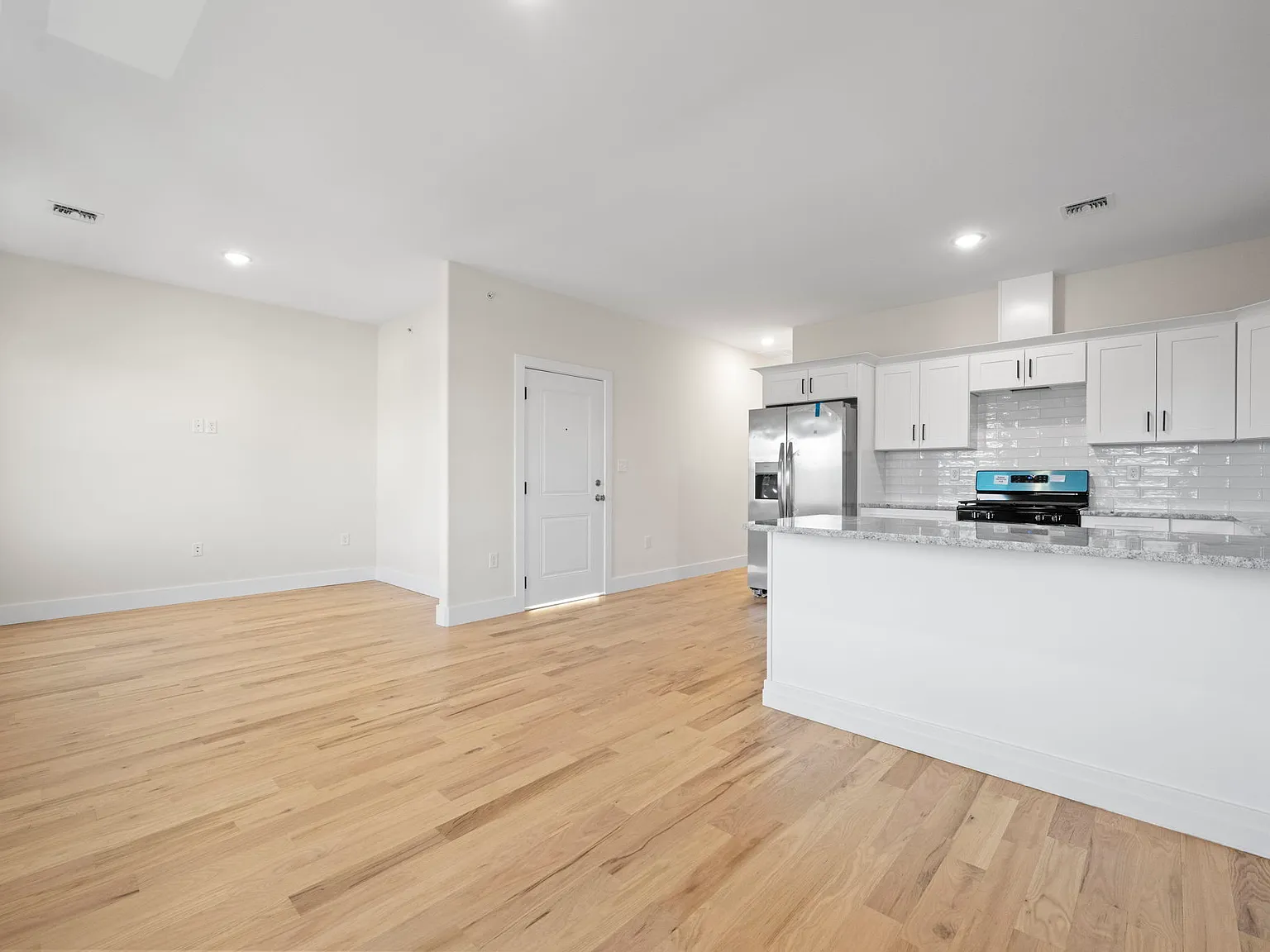 3 bed, 1100 sqft, $3,200 — Photo 3