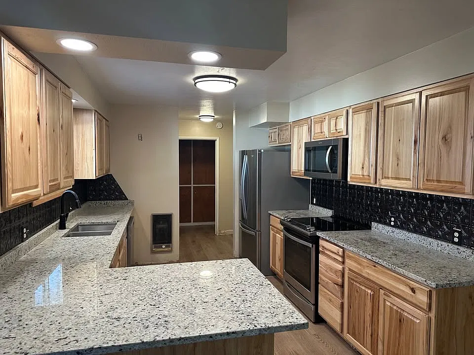4 bed, 2.5 bath, 1960 sqft, $2,250 — Photo 2