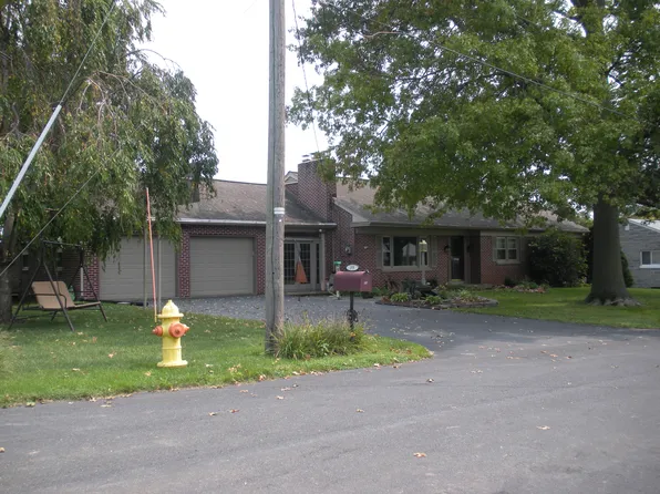 35 Linden St, Leola, PA 17540