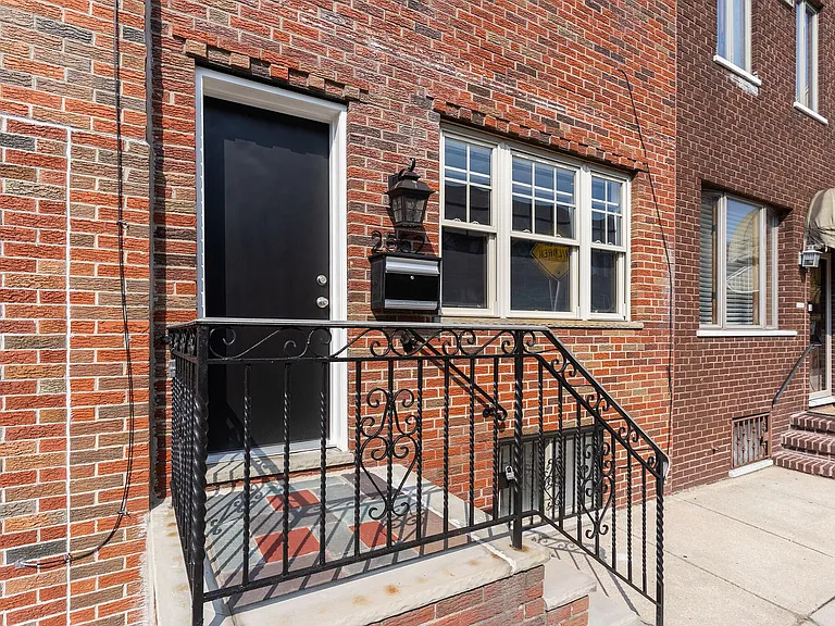 2552 S Sartain St — Photo 4