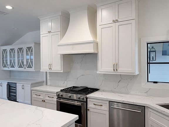 4th image of 1402 Richelieu Ln