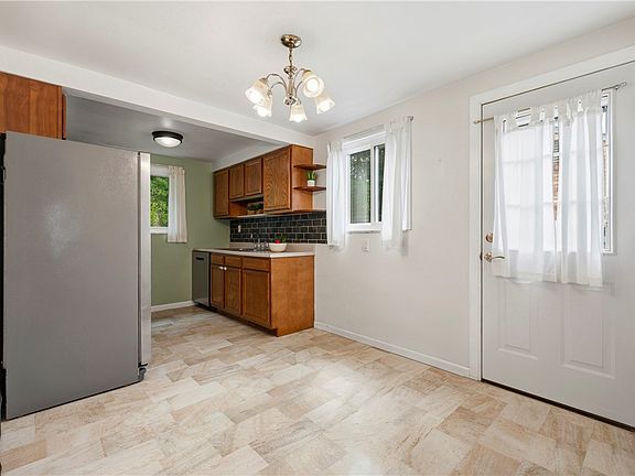 5th image of 724 Rose Ln