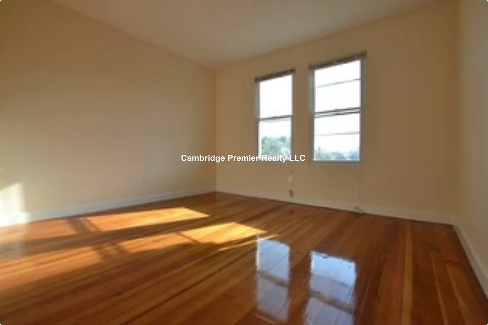 4 bed, 9999 sqft, $4,400 — Photo 3