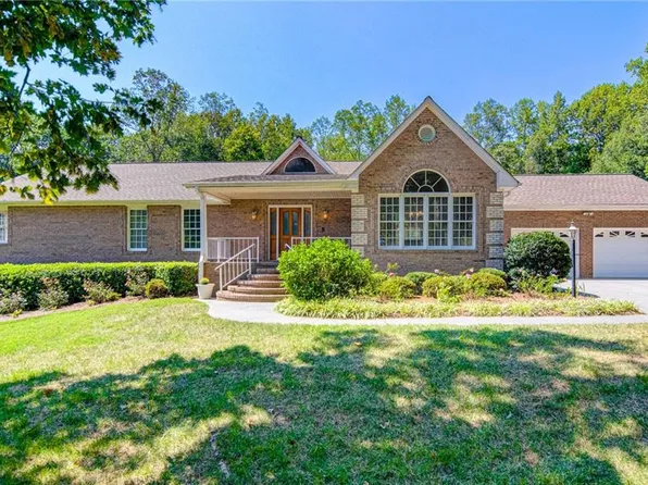 577 Ridgeway Ln, Lexington, NC 27295