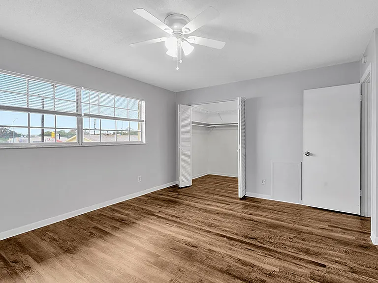 Lake Tarpon Apartments — Photo 14