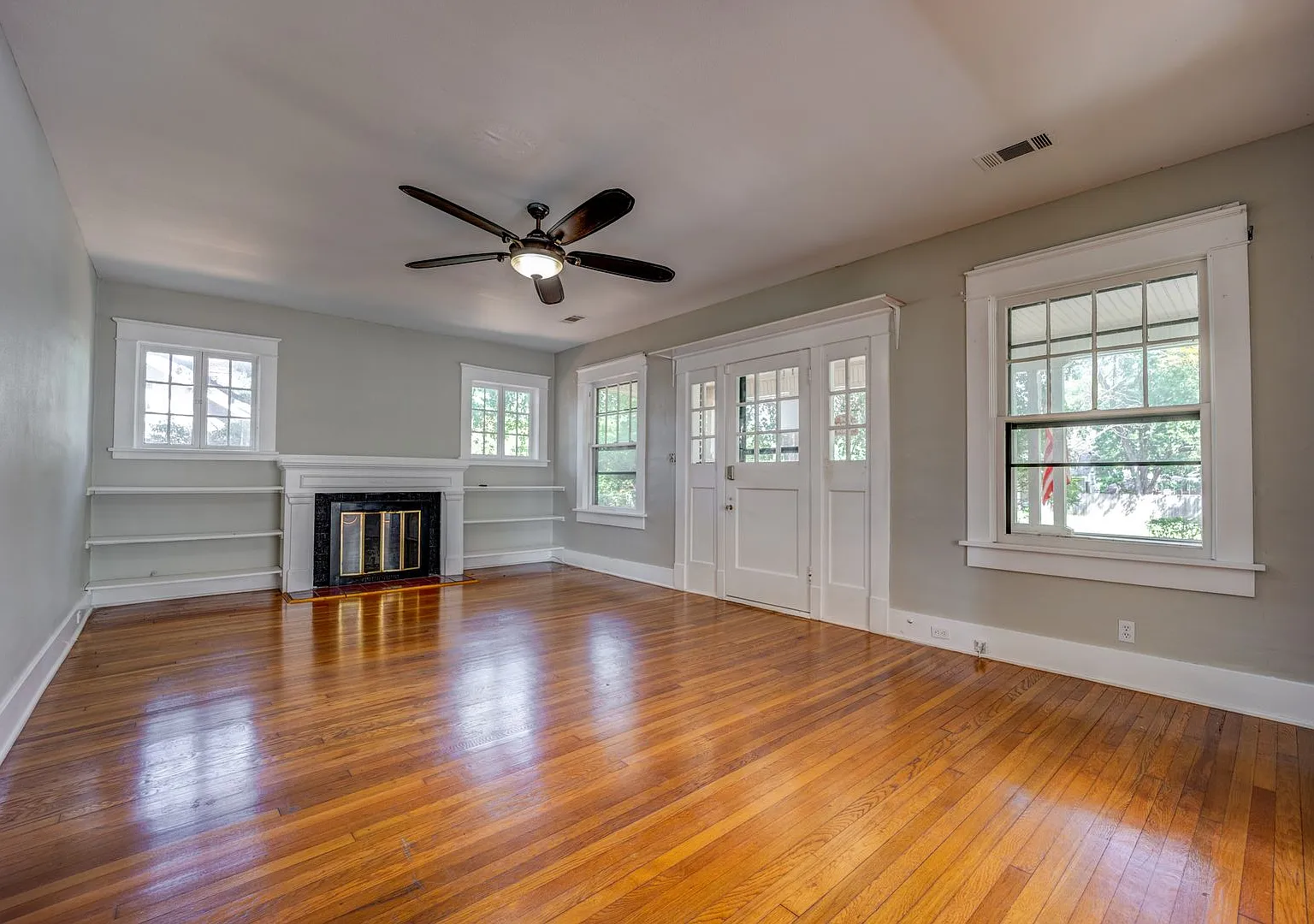 Freshly Updated 3 Bedroom House — Photo 1
