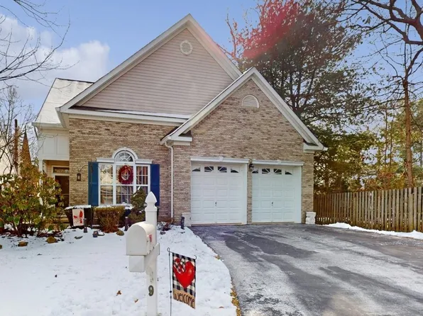 9 Holly Manor Ct, Helmetta, NJ 08828