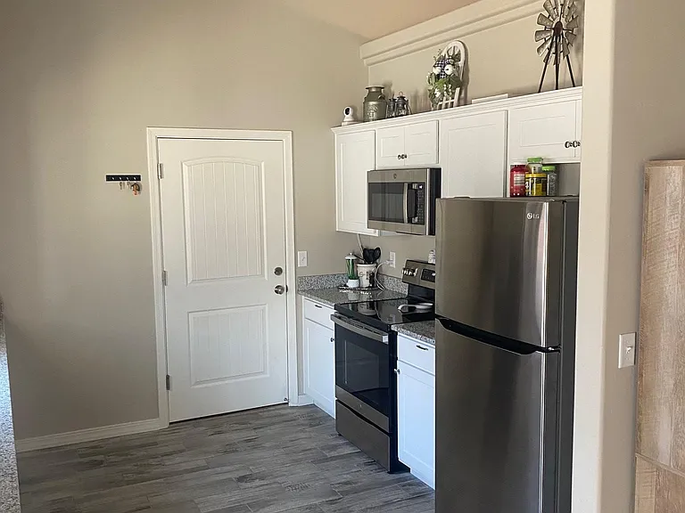 2611 Harrod Ave — Photo 3
