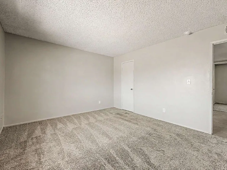 2521 N 49th Ave — Photo 18