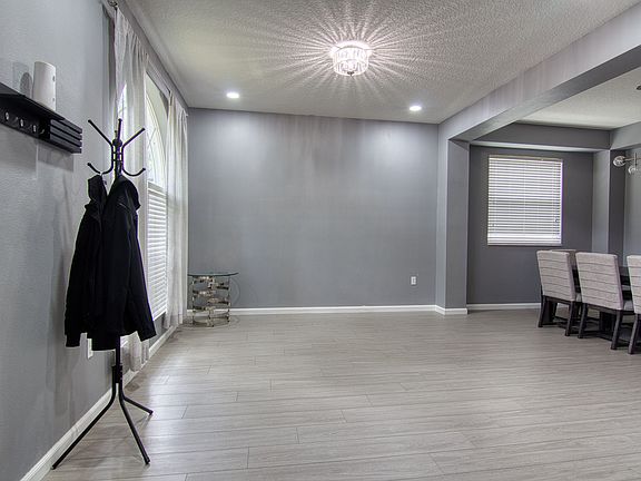 4th image of 1719 Plantation Oak Dr