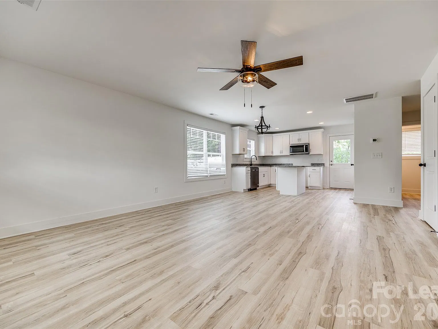 3 bed, 2.5 bath, 1343 sqft, $1,900 — Photo 4