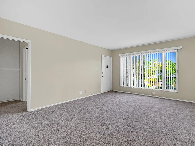 2 Bedrooms 1 Bath Unit In Great Location — Photo 3