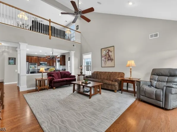 717 Thistle Hill Ln, Franklin Twp., NJ 08873