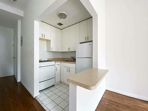 3rd image of 216 E 85th St #5AA