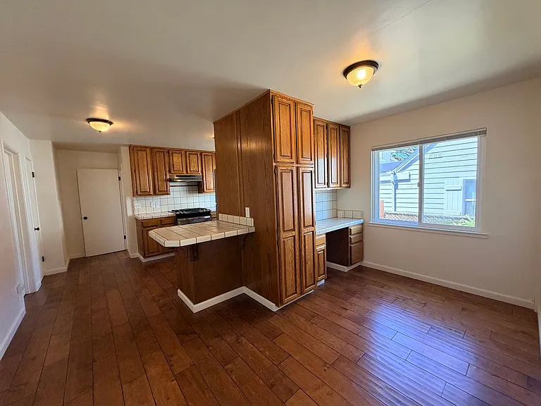 960 Forest Ave — Photo 7