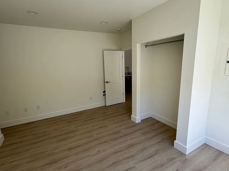 2809 SE Washington St — Photo 9