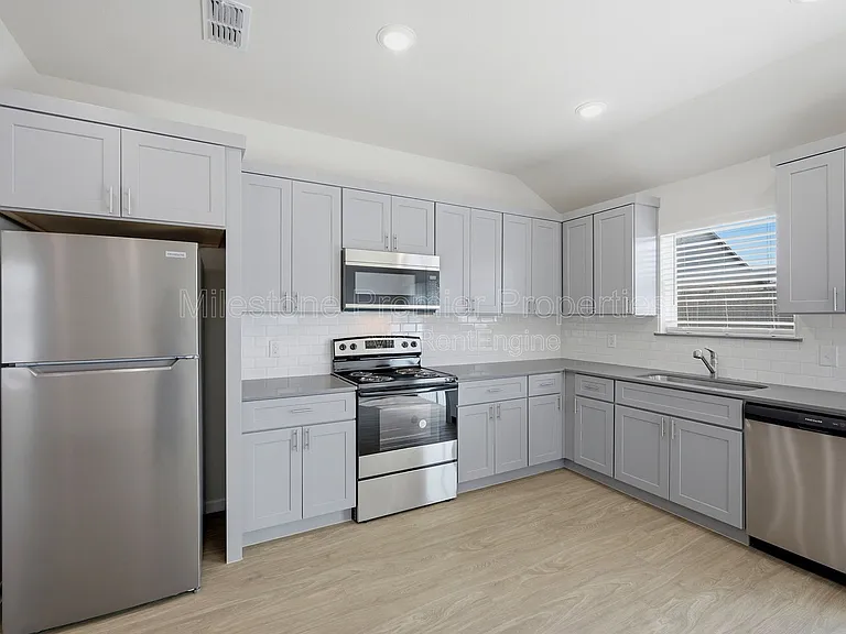 1819 Boxwood Dr — Photo 10