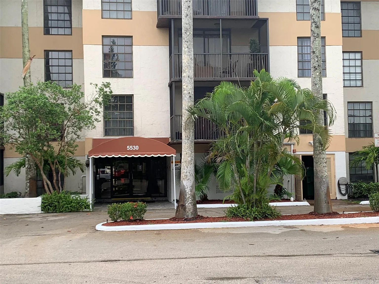 1 bed, 1.5 bath, 833 sqft, $1,700 — Photo 2