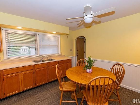 4th image of 214 Roseland Ave