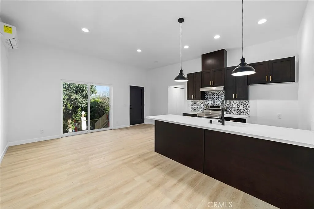 2 bed, 840 sqft, $3,250 — Photo 4
