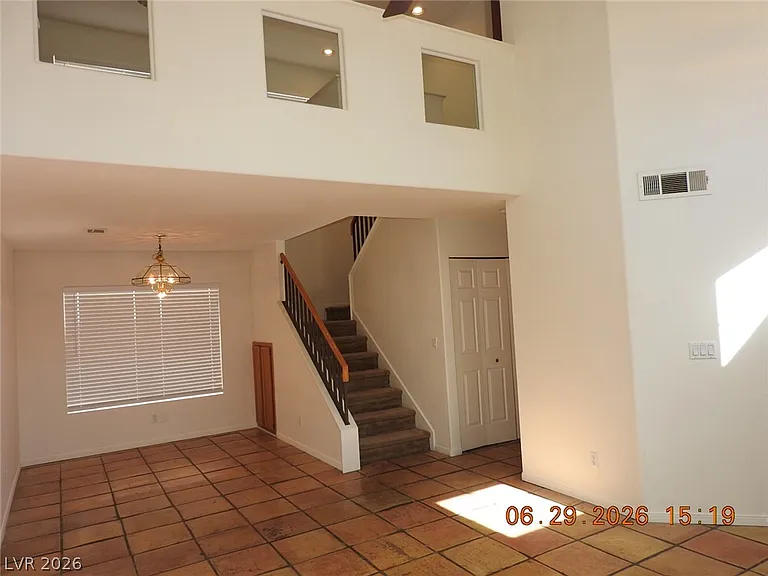 742 Endicott Ct — Photo 5