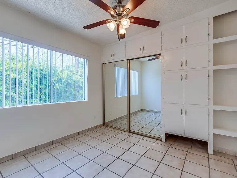 2425-2431 S Ridgeley Dr — Photo 31