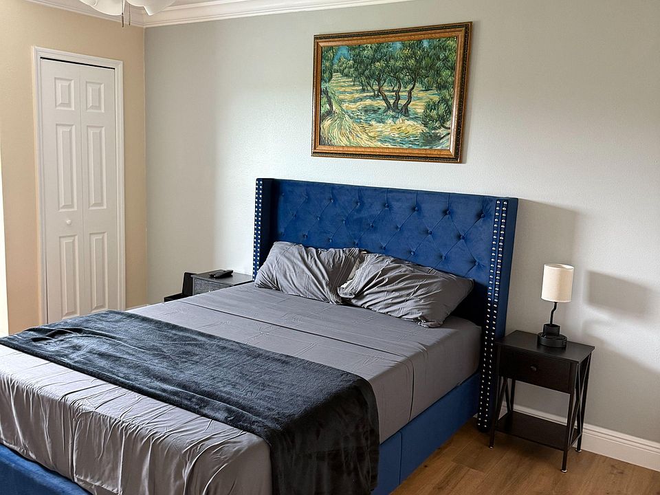 Queen bed, sheets, pillows and blanket