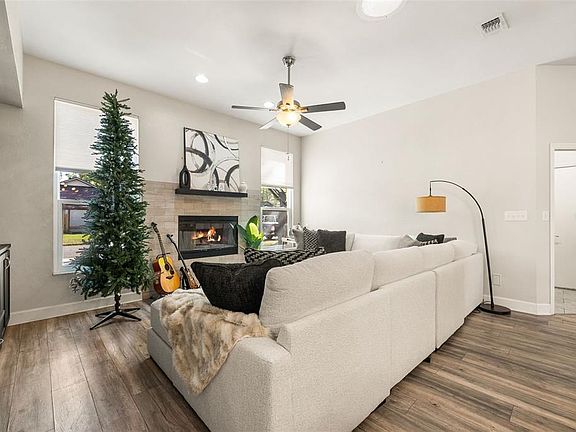 4th image of 945 SW 82nd Ter