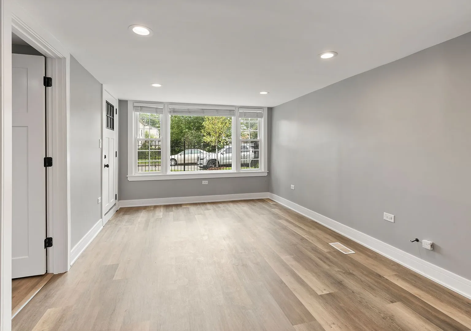 3 bed, 1000 sqft, $2,300 — Photo 2